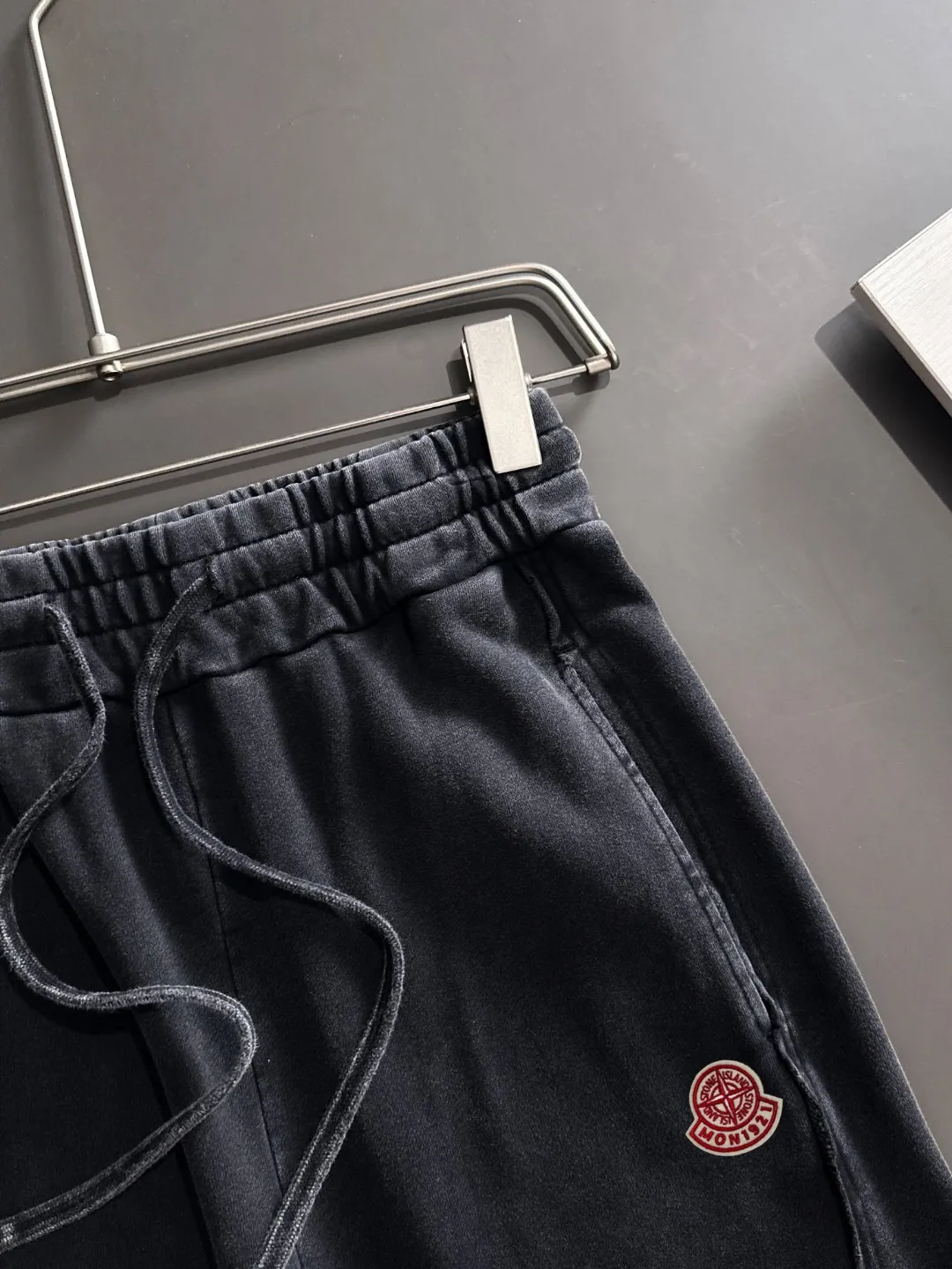 Next day shipment P360 Stone lsland/Stone Island Mouth Joint Exclusive launch of 25ss autumn and winter new high-quality trousers Compare real-life details at will The craftsmanship that ordinary small workshops cannot copy Top-level ZP development Unique imported fabric feel Purely imported German machine production Precision operation Ten thousand needle density A pair of trousers with rich details You can see the development strength A full set of new accessories can be customized simultaneously Simple yet elegant Soft, delicate and comfortable The upper body is versatile and fashionable A perfect choice for autumn and winter. A must-have item. Loose fit. Please refer to the size chart when placing an order: S to XL (or state your height and weight when placing an order)